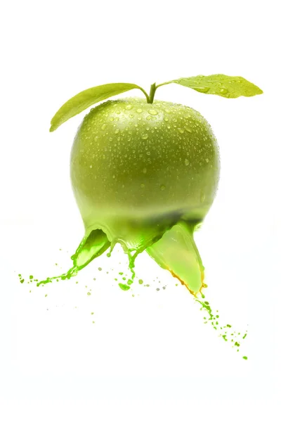 Zielone Jabłko Odrobiną Soku Jabłkowego — Zdjęcie stockowe
