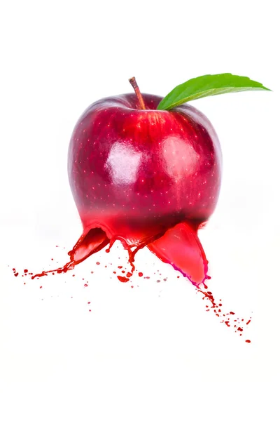 一个红苹果和苹果汁飞溅 — 图库照片