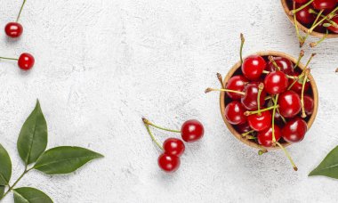 Bir kasede kırmızı kiraz 