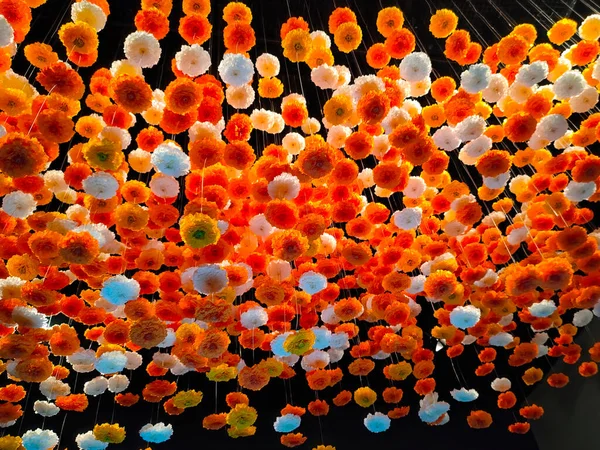 Plafonddecoratie Met Oranje Witte Bloemen Stockfoto