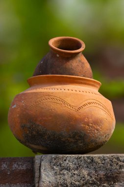 Farklı boyutlarda iki boş toprak parçası.