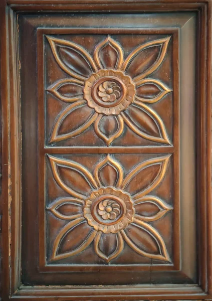 Ahşap kapıda güzel bir çiçek deseni.