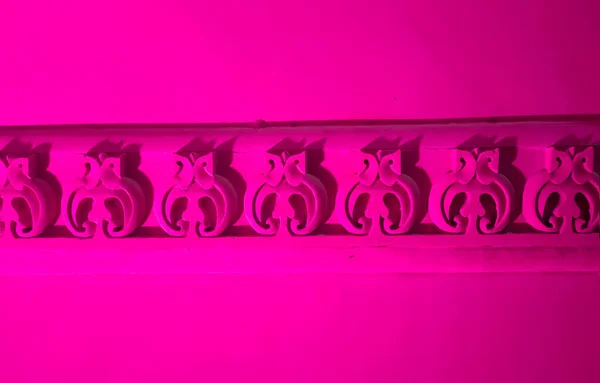 Duvara kazınmış bir tasarım. 