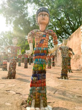 Atık maddelerden yapılmış kuklalar