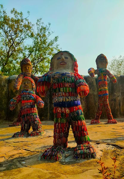 Atık maddelerden yapılmış kuklalar