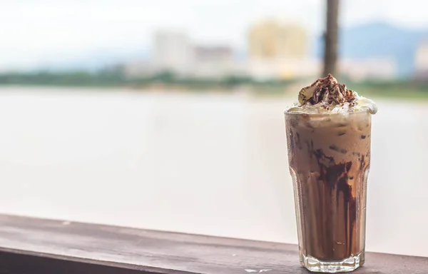 Кофе Ледяной Мокки Берегу Реки — стоковое фото