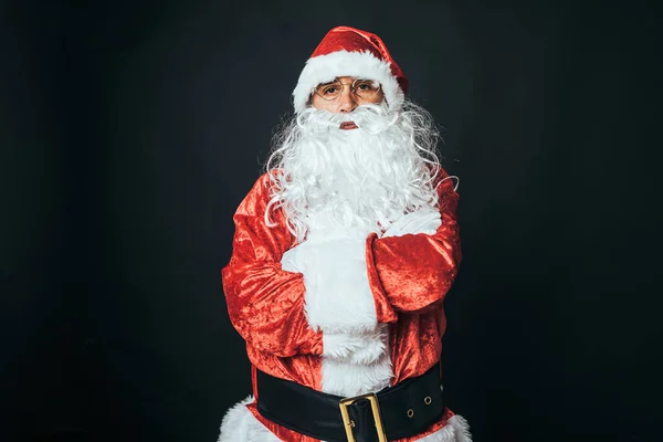 Homem Vestido Papai Noel Com Braços Cruzados Fundo Preto Conceito — Fotografia de Stock