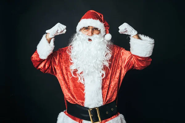 Als Weihnachtsmann Verkleideter Mann Ragt Mit Beiden Armen Als Zeichen — Stockfoto