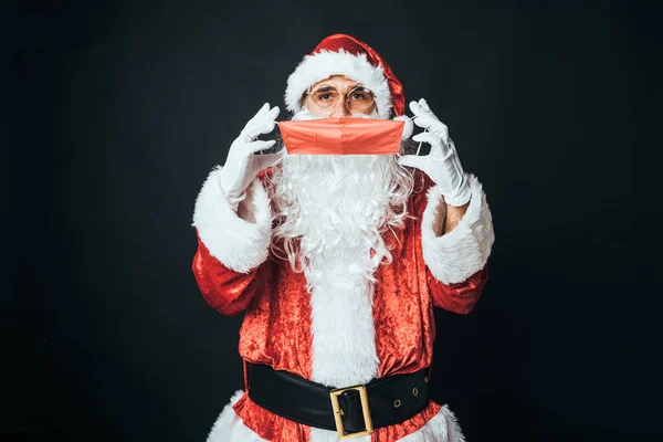 Als Weihnachtsmann Verkleideter Mann Mit Roter Maske Vor Schwarzem Hintergrund — Stockfoto