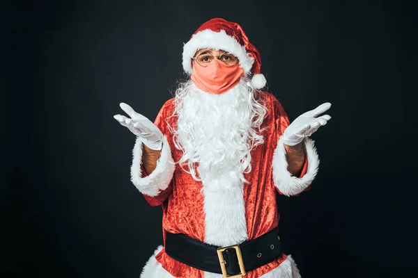 Als Weihnachtsmann Verkleideter Mann Mit Roter Maske Und Verärgerter Geste — Stockfoto