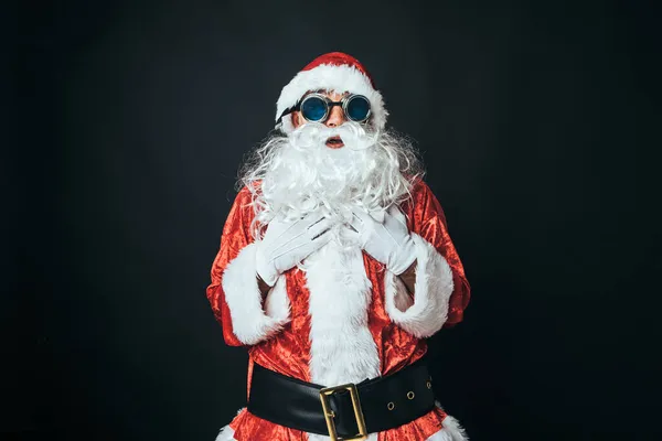 穿着维多利亚风格焊接机护目镜的圣诞老人 背景是黑色的 圣诞观念 圣诞老人 庆祝活动 — 图库照片