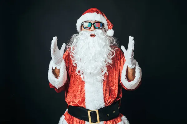 Als Weihnachtsmann Verkleideter Mann Trägt Eine Brille Mit Fernsehbilderbuchstaben Auf — Stockfoto