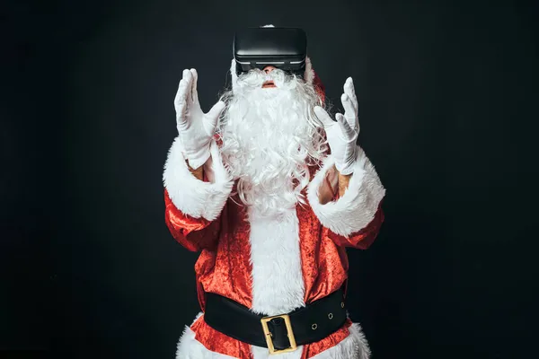 Als Weihnachtsmann Verkleideter Mann Mit Virtual Reality Brille Auf Schwarzem — Stockfoto