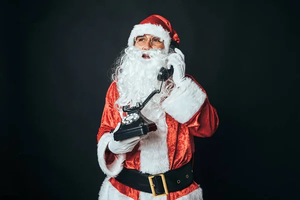 Ein Als Weihnachtsmann Verkleideter Mann Mit Einem Retro Telefon Aus — Stockfoto