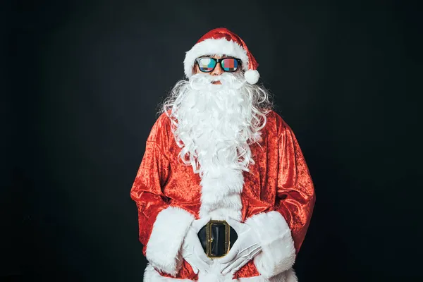 Homem Vestido Papai Noel Usando Óculos Com Carta Configuração Fundo — Fotografia de Stock