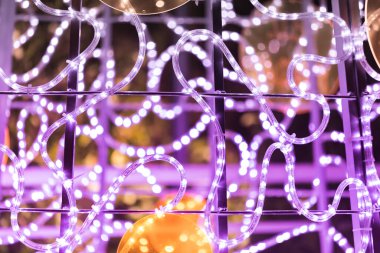 Noel 'i ve diğer kutlamaları kutlamak için mor ışıklar ve sarı parlak toplar. Noel ve kutlamalar ve kutlamalar konsepti.