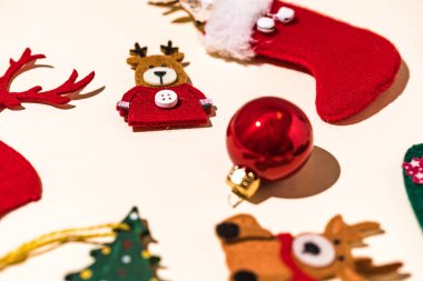 Ren geyiği, zencefilli ekmek adam, çorap, Noel Baba ve Noel balosu, kar tanesi ve penguen süslemeleri içeren Noel süslemeleri. Noel konsepti, dekorasyon ve kutlama.