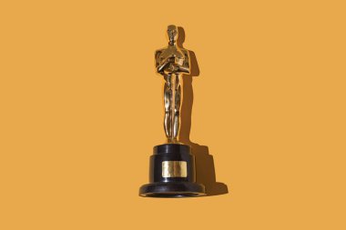Oscar ödülleri sarı arka planda. Ödül, film endüstrisi, Hollywood ve kazanan konsept.