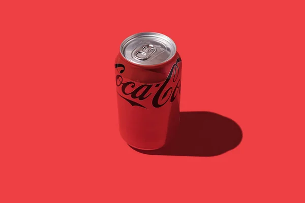 Madrid España Noviembre 2021 Lata Coca Cola Con Sombra Sobre —  Fotos de Stock