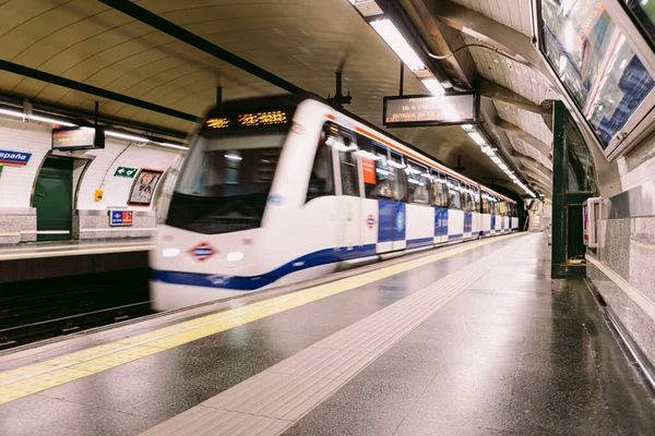 İspanya 'da Madrid metrosunun Banco de Espaa istasyonuna giren ya da çıkan dikkatsiz tren.