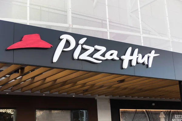 Madrid, İspanya - 06 Aralık 2021: Pizza Hut restoranının dış tabelası.