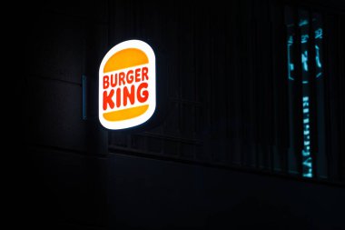 Madrid, İspanya - 05 Aralık 2021: Burger King gece bir sokak duvarında ışıklı tabela.