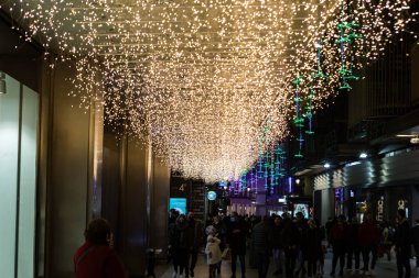 Madrid, İspanya - 13 Aralık 2021: Madrid, İspanya 'daki El Carmen caddesinde Noel ışıkları parlıyor.