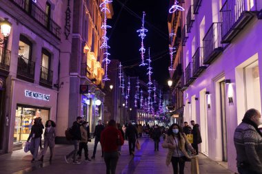 Madrid, İspanya - 13 Aralık 2021: Madrid, İspanya 'daki El Carmen caddesinde Noel ışıkları parlıyor.