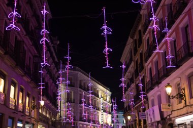 Madrid, İspanya - 13 Aralık 2021: Madrid, İspanya 'daki El Carmen caddesinde Noel ışıkları parlıyor.