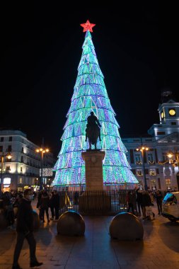 Madrid, İspanya - 13 Aralık 2021: İspanya 'nın Madrid kentindeki La Puerta del Sol Meydanı' nda Noel ışıkları parlıyor.