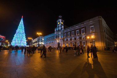 Madrid, İspanya - 13 Aralık 2021: İspanya 'nın Madrid kentindeki La Puerta del Sol Meydanı' nda Noel ışıkları parlıyor.