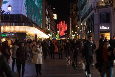 Madrid, İspanya - 13 Aralık 2021: İspanya 'nın Madrid kentindeki Preciados caddesinde Noel ışıkları parlıyor.