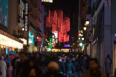 Madrid, İspanya - 13 Aralık 2021: İspanya 'nın Madrid kentindeki Preciados caddesinde Noel ışıkları parlıyor.