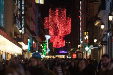 Madrid, İspanya - 13 Aralık 2021: İspanya 'nın Madrid kentindeki Preciados caddesinde Noel ışıkları parlıyor.