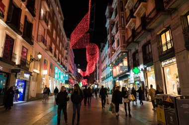 Madrid, İspanya - 13 Aralık 2021: İspanya 'nın Madrid kentindeki Preciados caddesinde Noel ışıkları parlıyor.
