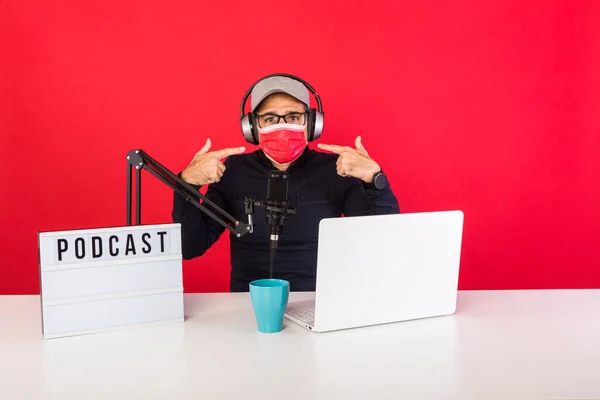 Présentateur Homme Portant Casquette Rouge Masque Studio Enregistrement Radio Podcast — Photo