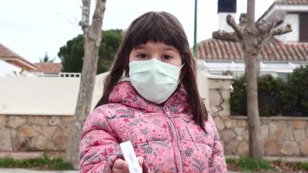 Little Girl Street Wearing White Mask Looking Teaching Negative Antigen — стокове відео