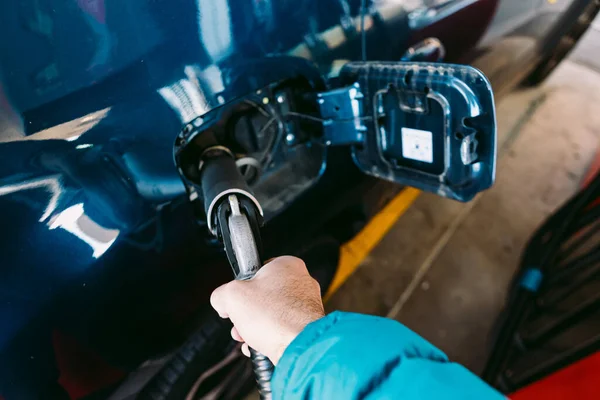 Mano Sosteniendo Una Manguera Conectada Automóvil Hecho Glp Gas Licuado — Foto de Stock