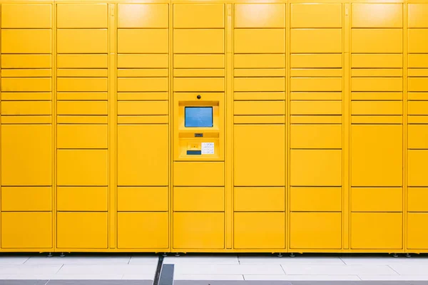 Çevrimiçi alınmış paketlerin depolanması için ekranlı sarı dolap ve tarayıcı. Mesajlaşma kavramı, çevrimiçi, e-ticaret ve paketleri karşılaştırın