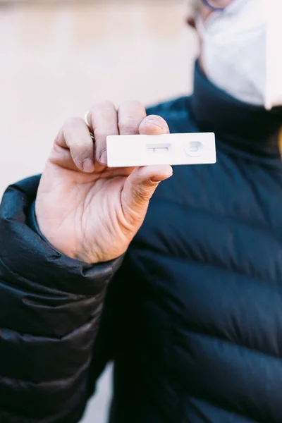 Détail Main Une Femme Âgée Dans Rue Tenant Test Antigénique — Photo