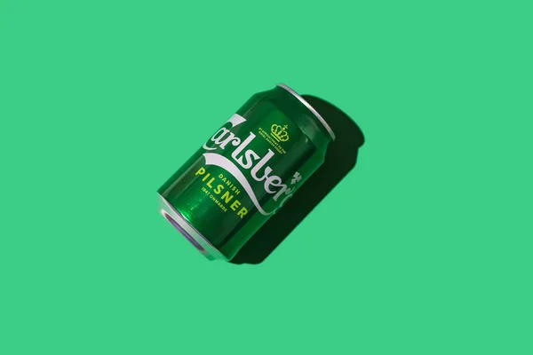 Zelená Plechovka Holandského Piva Heineken Tvrdým Stínem Bílém Pozadí Alkohol — Stock fotografie