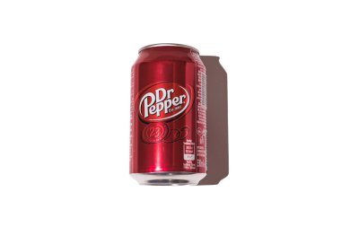 Beyaz arka planda sert gölgesi olan Dr. Pepper yapabilir..