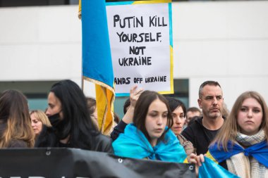 Göstericiler Rusya 'nın Ukrayna' yı işgalini protesto etmek için Madrid 'deki Rus büyükelçiliğine gidiyorlar. Savaş ve işgal kavramı.