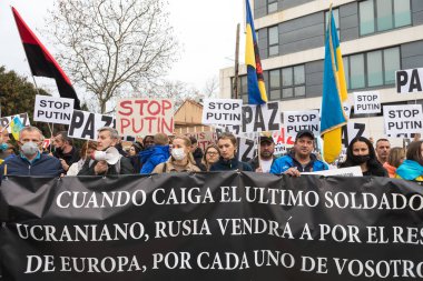 Göstericiler Rusya 'nın Ukrayna' yı işgalini protesto etmek için Madrid 'deki Rus büyükelçiliğine gidiyorlar. Savaş ve işgal kavramı.
