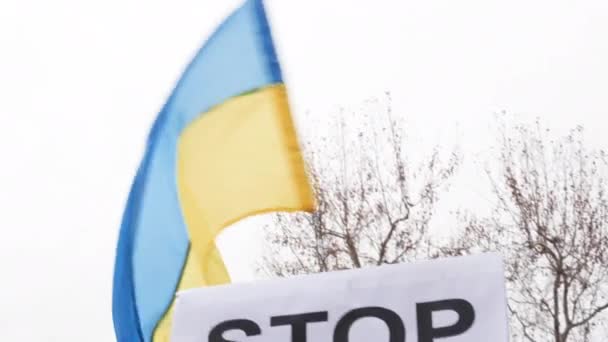 Bandera Ucraniana Ondeando Con Cielo Fondo Una Manifestación Contra Guerra — Vídeo de stock