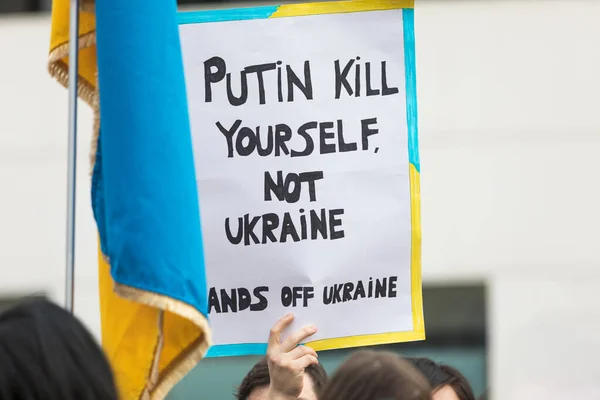 Демонстрация Против Вторжения России Украину Плакатами Говорящими Путин Убивает Себя — стоковое фото