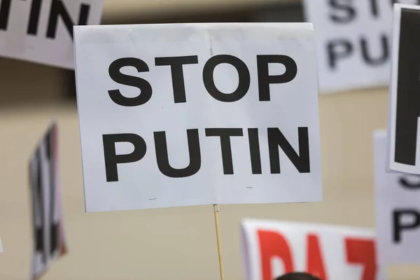 Демонстрация Против Вторжения России Украину Плакатами Остановите Путина Концепция Войны — стоковое фото