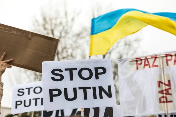 Демонстрация Против Вторжения России Украину Плакатами Остановите Путина Сине Желтым — стоковое фото