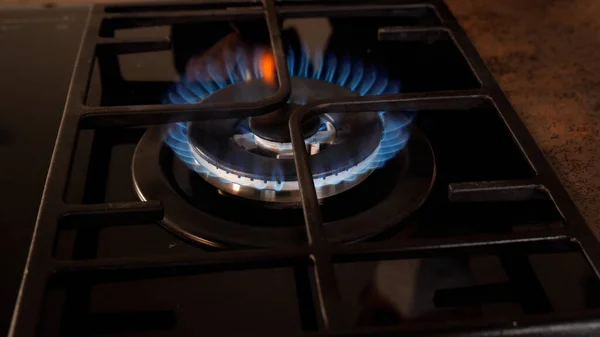 Cozinha Fogão Através Qual Gás Sai Convertido Chama Azul Laranja — Fotografia de Stock