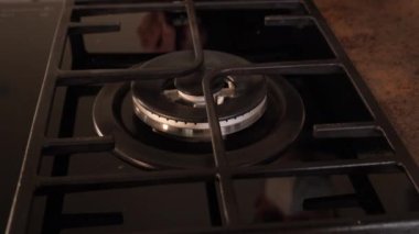 Gaz mutfak sobası yanıyor ve mavi alevler çıkıyor. Gaz, enerji, enerji kaynağı, doğal gaz, kriz ve Rusya kavramı.